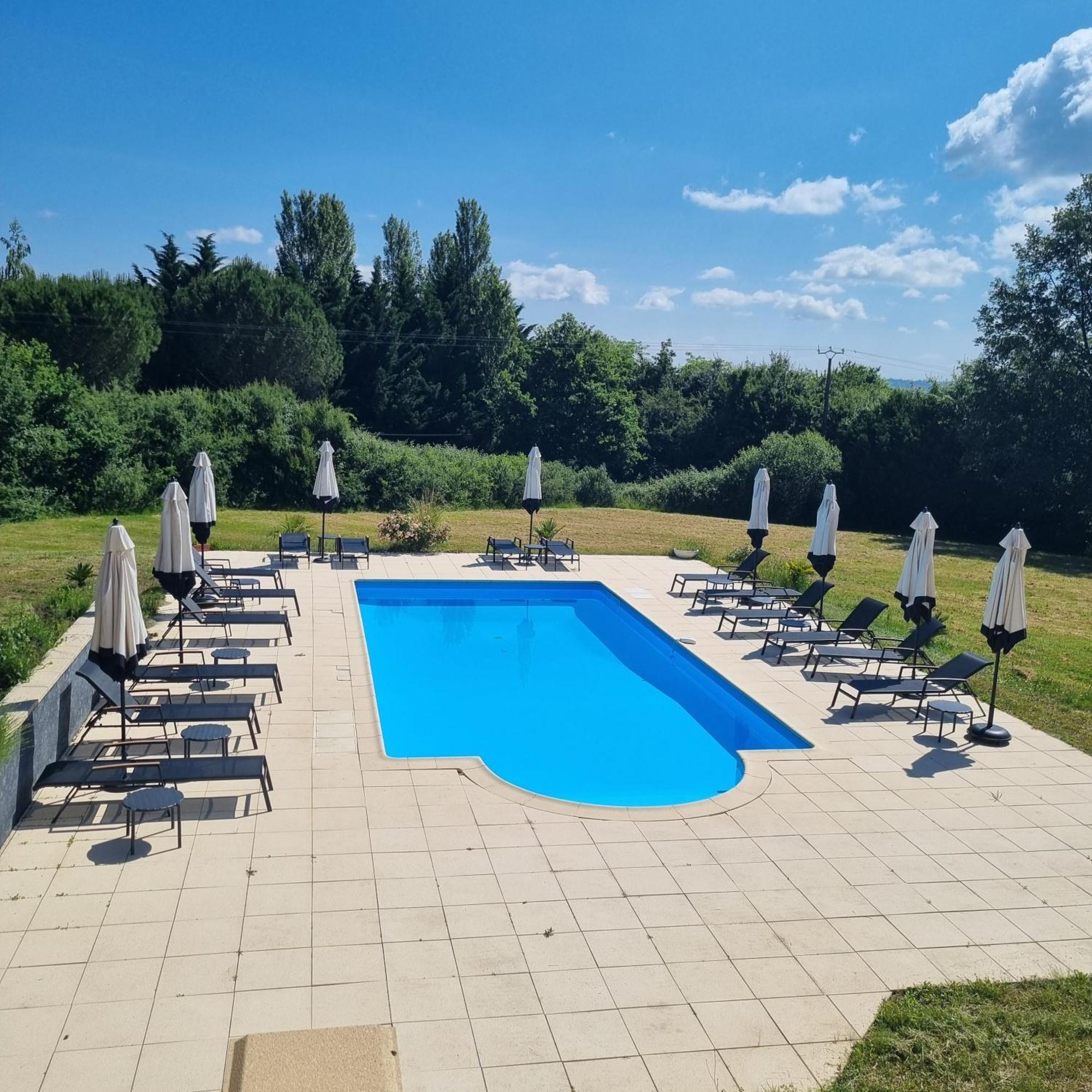 Au Perigord Noir Hotel Hautefort Bagian luar foto