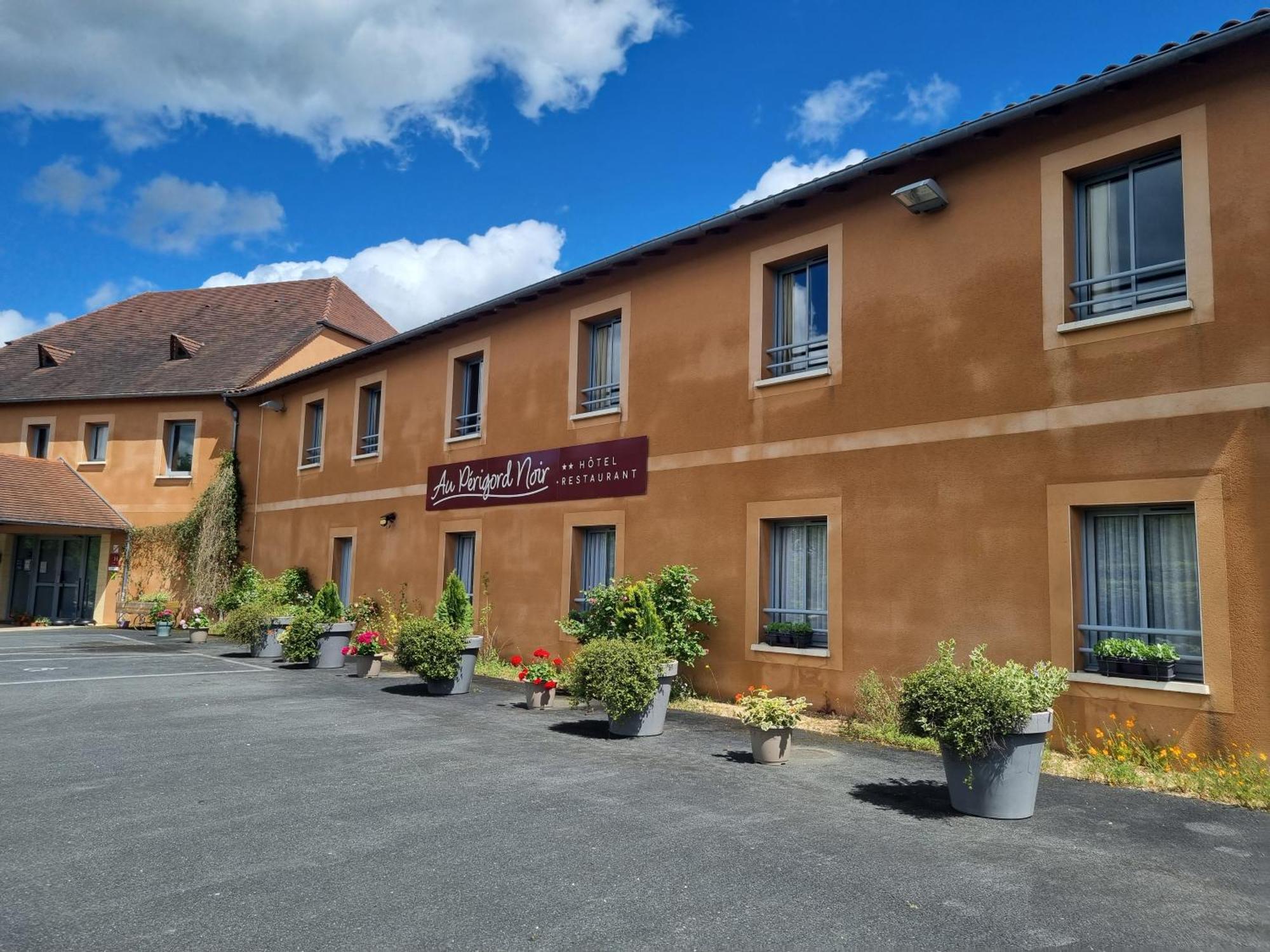 Au Perigord Noir Hotel Hautefort Bagian luar foto