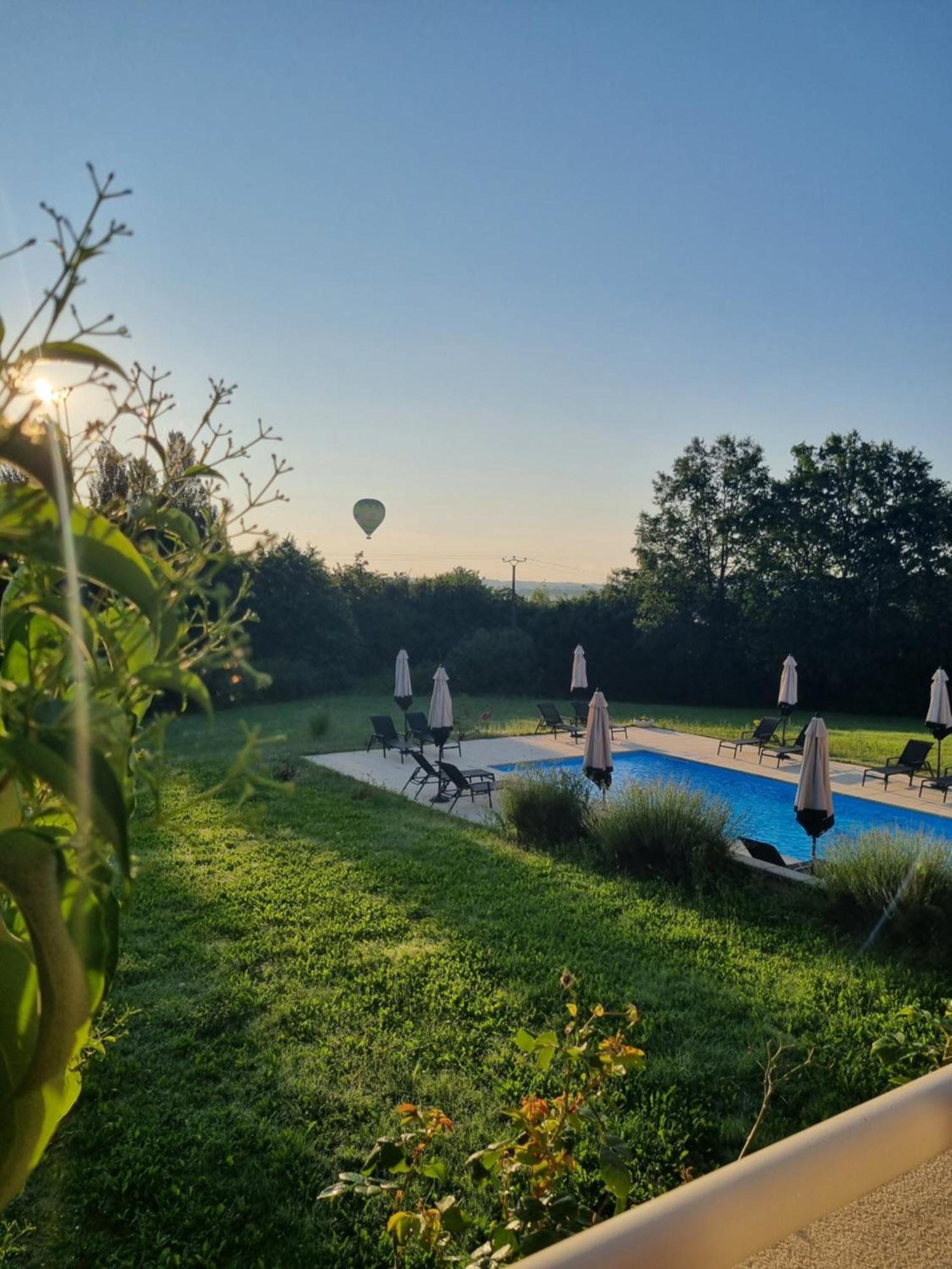 Au Perigord Noir Hotel Hautefort Bagian luar foto