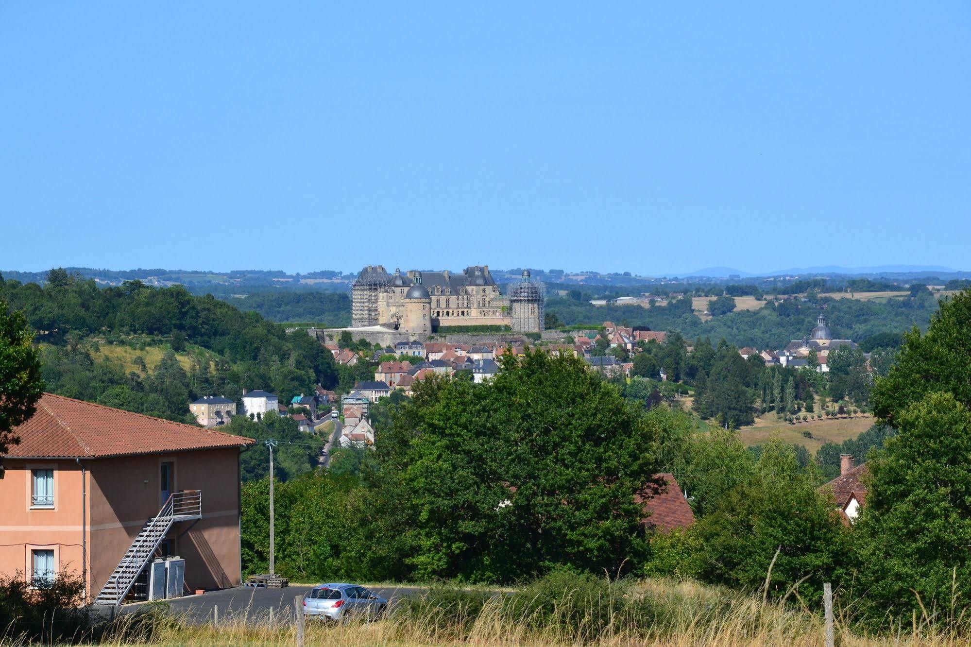 Au Perigord Noir Hotel Hautefort Bagian luar foto